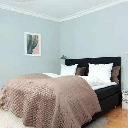 Large Modern By Meat Packing District In Apartment