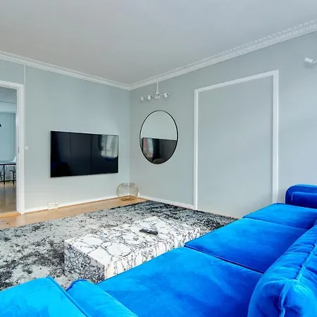 Large Modern By Meat Packing District In Apartment *