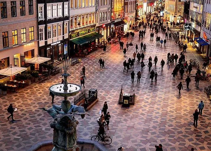 Large Modern By Meat Packing District In Apartment